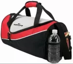 Productos inicio 7 Una bolsa de lona negra, roja y blanca con asa de transporte, compartimento principal con cremallera y bolsillo lateral de malla con capacidad para una botella de agua de plástico, ideal como maletín deportivo. La bolsa luce el logotipo de Extreme en el lateral.